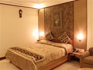 Hotel Royal Palace Jālgaon Kültér fotó