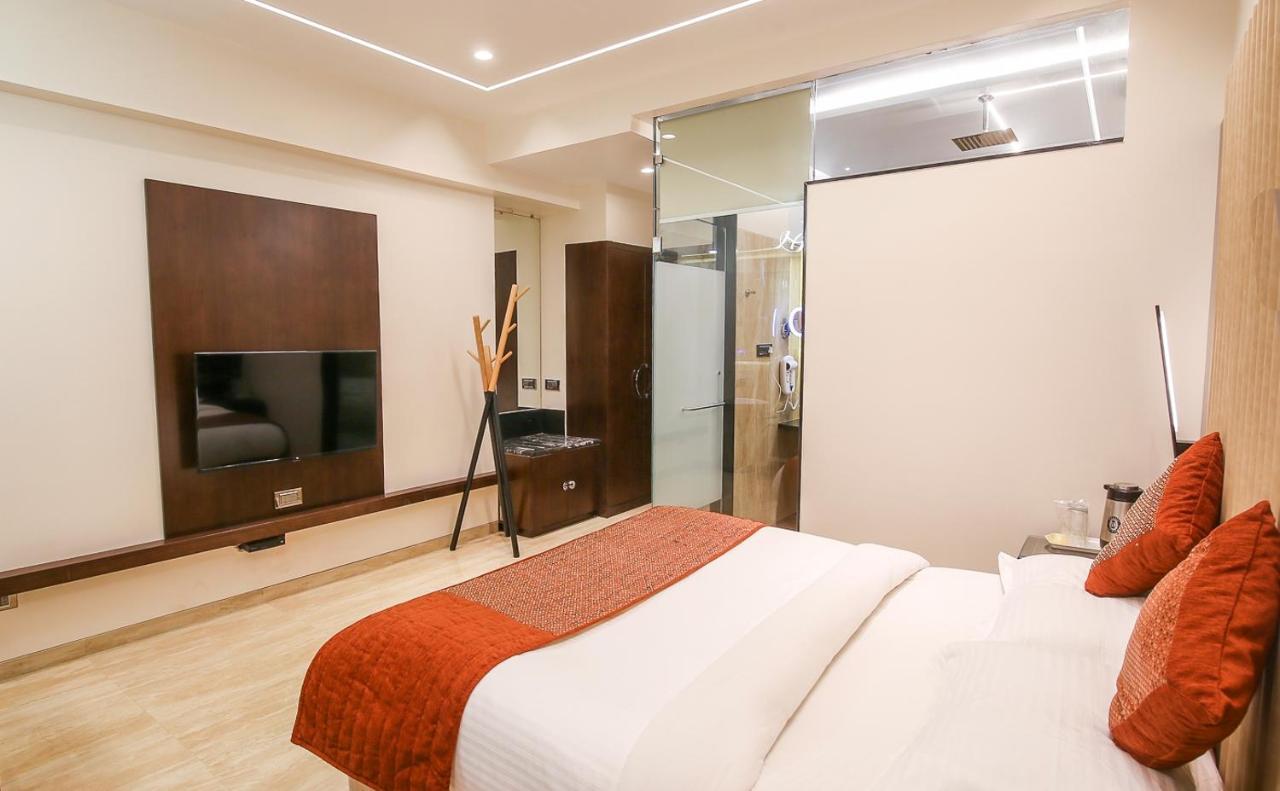 Hotel Royal Palace Jālgaon Kültér fotó