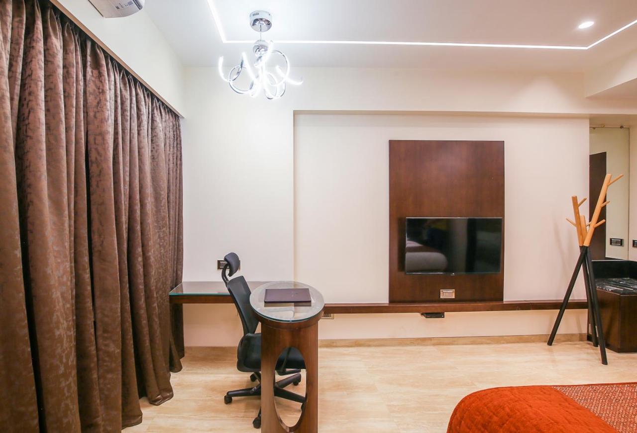 Hotel Royal Palace Jālgaon Kültér fotó