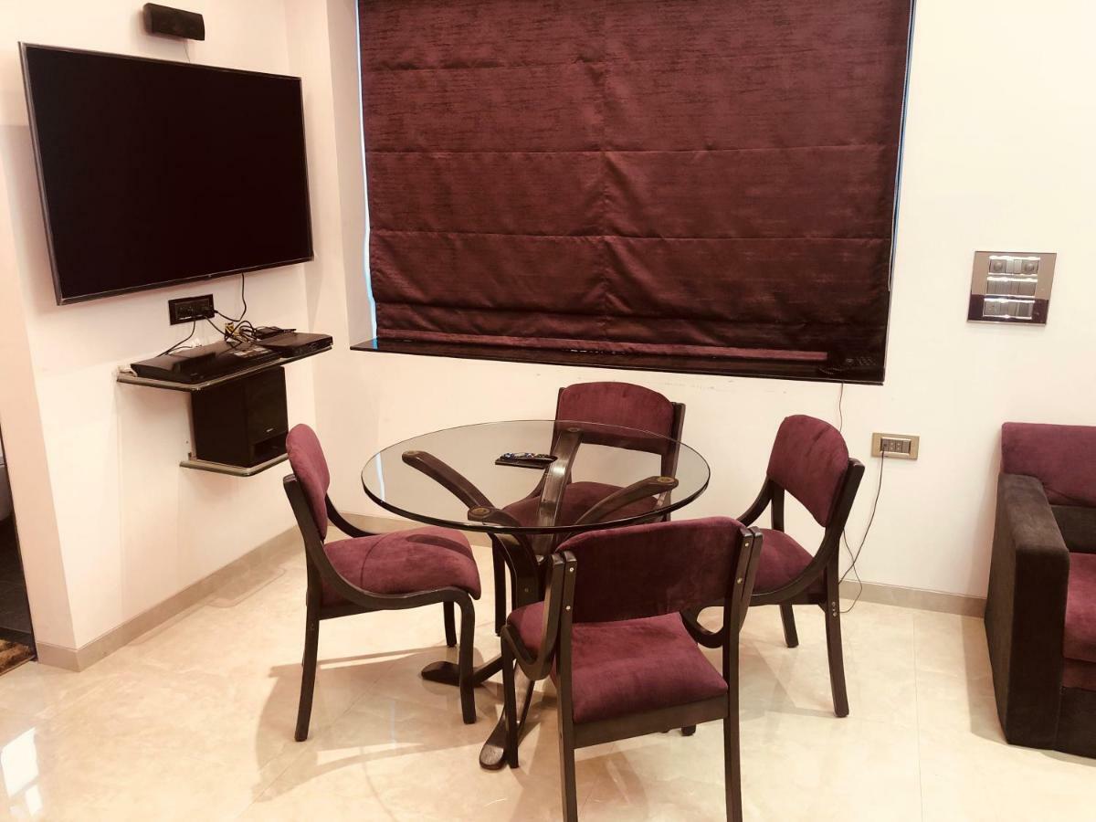 Hotel Royal Palace Jālgaon Kültér fotó