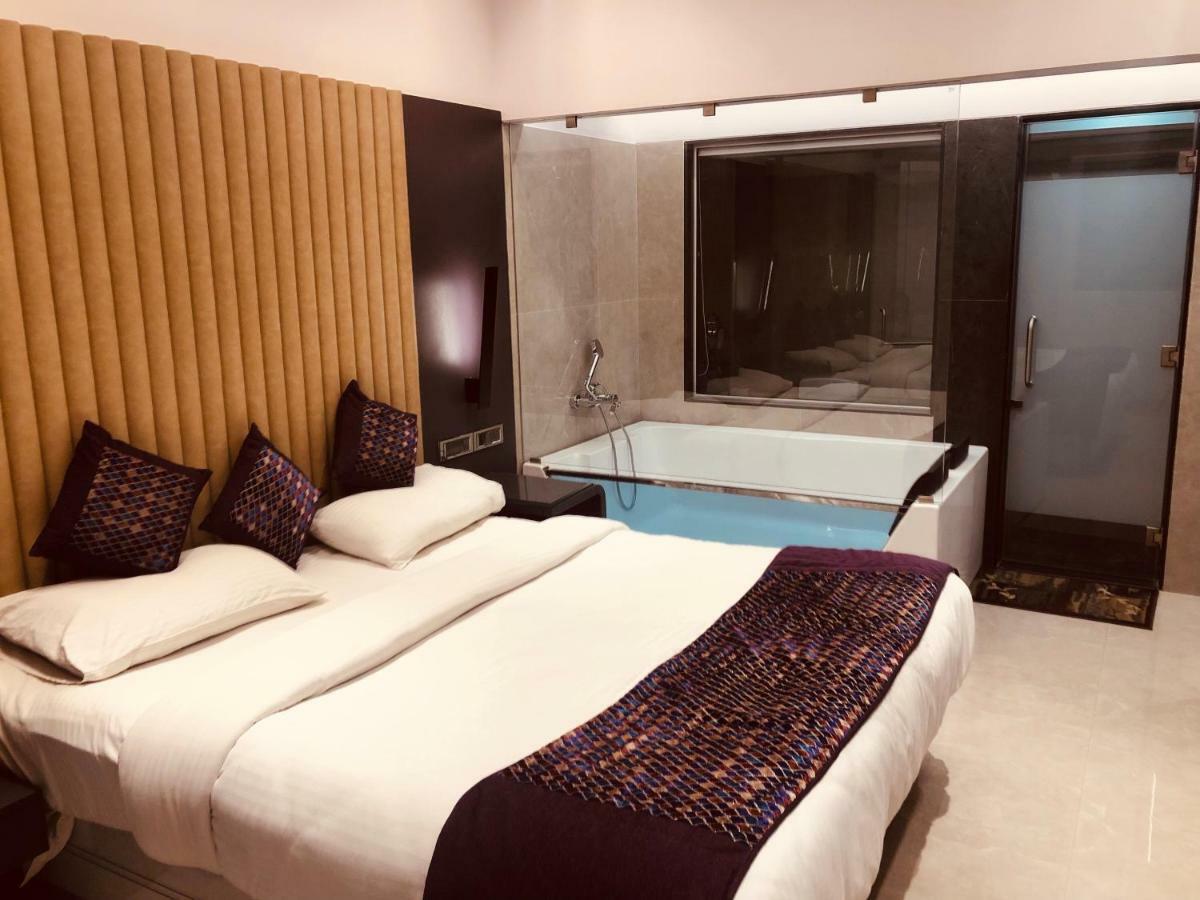 Hotel Royal Palace Jālgaon Kültér fotó