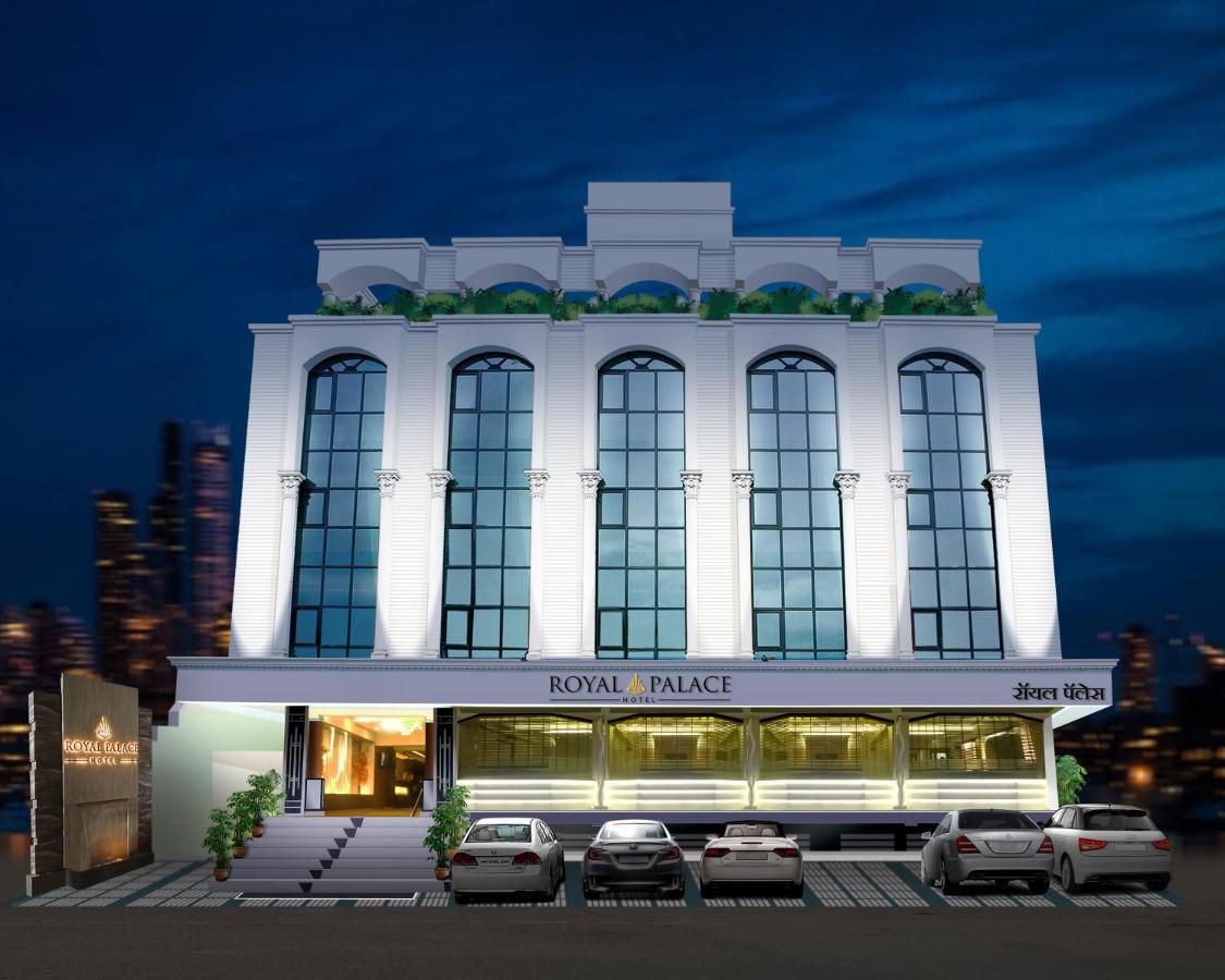 Hotel Royal Palace Jālgaon Kültér fotó